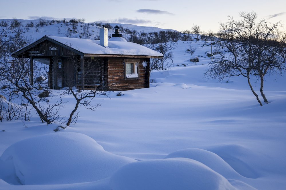 Tsahkaljärven rannalla sijaitseva Kilpisjärven Latujen varaustupa Korri sinisenä hetkenä